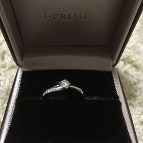 【アイプリモ(I-PRIMO)の口コミ】 真ん中のダイヤの両サイドにダイヤがあると派手すぎる気がしますが、何も…