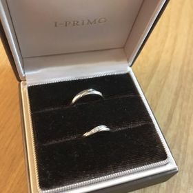 【アイプリモ(I-PRIMO)の口コミ】 流れのあるデザインで、指に馴染むとてもステキなリングです。女性用のは…