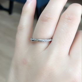 【銀座ダイヤモンドシライシの口コミ】 歳を重ねても、他のリングと重ね付けをしても合うようなデザインです。シ…