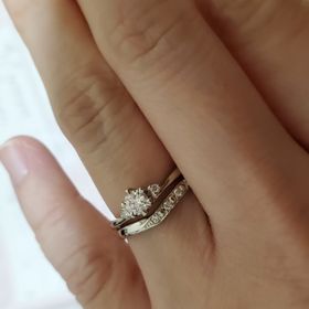 【1122 iifuufu bridal(いい夫婦ブライダル)の口コミ】 指が短めで間接の目立つ指なのですが、こちらの指輪はV字のカットなので、…