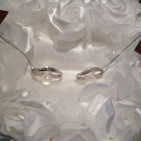 【アイプリモ(I-PRIMO)の口コミ】 指輪の形状は男性用と女性用でほぼ同じだが、女性用のものにのみ、ダイヤ…