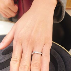 【ショーメ(CHAUMET)の口コミ】 とてもスタイリッシュなデザインで、他ブランドにはない曲線美が綺麗な指…