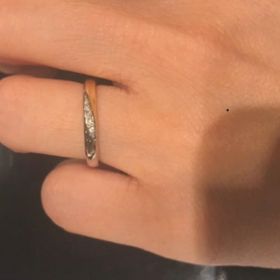 【ケイウノ ブライダル(K.UNO BRIDAL)の口コミ】 シンプルで付け心地が良く、メレダイヤがさりげなく入った上品なデザイン…