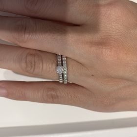 【Ponte Vecchio(ポンテヴェキオ)の口コミ】 結婚指輪と婚約指輪の重ね付けできれいに華やかです。結婚指輪もメレタイ…