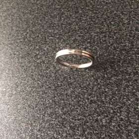 【EURO WEDDING BANDの口コミ】 肌馴染みが良く、付けていても不快感が一切ありませんでした。デザインも…