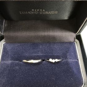 【銀座ダイヤモンドシライシの口コミ】 キャシャなデザインだが、少し大きめのメレダイヤモンドが3つ付いていて華…