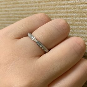 【ラザール ダイヤモンド(LAZARE DIAMOND)の口コミ】 デザインに一目惚れしました。真ん中がくびれているので指輪が綺麗に見え…