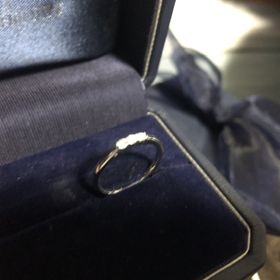 【STAR JEWELRY(スタージュエリー)の口コミ】 とにかく婚約指輪は値段をかけすぎず、シンプルで友人の結婚式などにつけ…
