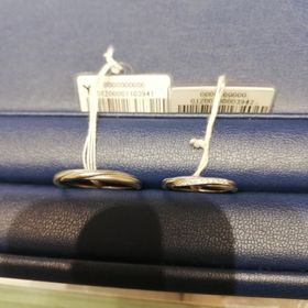 【銀座ダイヤモンドシライシの口コミ】 指輪の形自体はストレートですが、斜めにラインが入っているのでおしゃれ…