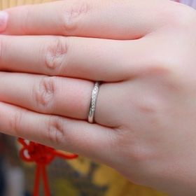 【ラザール ダイヤモンド(LAZARE DIAMOND)の口コミ】 ダイヤが入っている結婚指輪を探していて、一番デザインが気に入ったもの…
