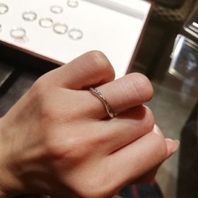 【杢目金屋(もくめがねや)の口コミ】 木目のようなデザインが施されている指輪が特徴です。
デザインも和テイス…
