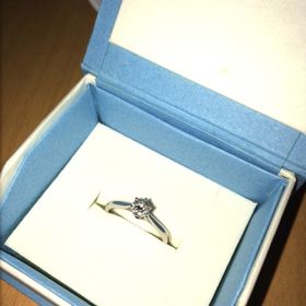 【銀座ダイヤモンドシライシの口コミ】 やはり一粒ダイヤに憧れを持っていましたのでこのデザインに惹かれました…