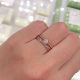 【LAPAGE(ラパージュ)の口コミ】 なによりも婚約指輪との相性が良く、単体でも派手すぎず、でもキラキラと…