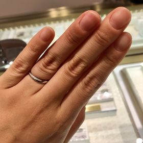 【festaria bijou SOPHIA(フェスタリア ビジュソフィア)の口コミ】 女性用はシンプルながらも指輪の側面から見るとダイヤが見えるので、さり…