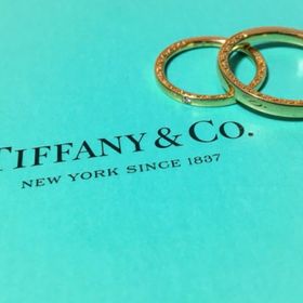 【LUCIE(ルシエ)の口コミ】 両側に彫りがあるので見る角度によって印象が変わり、かつシンプルなデザ…