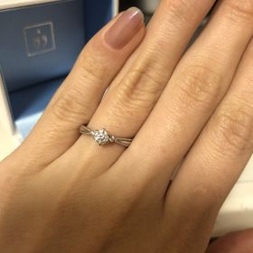 【GALA JEWELRY(ガラジュエリー)の口コミ】 指輪をはめたときに一番指が綺麗に見えたから。
いくつかのデザインをはめ…