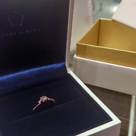 【HOSHI no SUNA 星の砂(ほしのすな)の口コミ】 シンプルかつ細めのラインで上品で、優しい女性らしさが出ていた点とダイ…