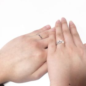 【銀座ダイヤモンドシライシの口コミ】 派手すぎず地味すぎず、程よい華やかさで、普段使いしやすいデザインであ…