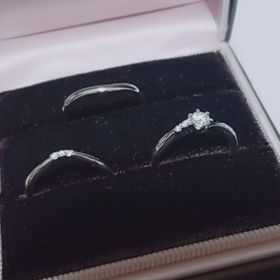 【アイプリモ(I-PRIMO)の口コミ】 婚約指輪は、ダイヤを挟んで左右でデザインが違うものを選びました。上下…