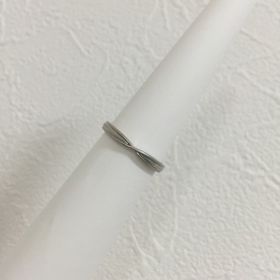 【カオキ　ダイヤモンド専門卸直営店の口コミ】 婚約指輪と一緒につけても違和感なくフィットし、かつ単独でつけても見栄…