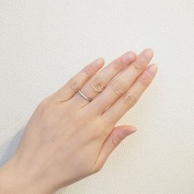 【銀座ダイヤモンドシライシの口コミ】 ウェーブのデザインにしようかなと考えていましたが、細身のデザインにな…