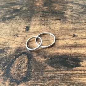 【アイプリモ(I-PRIMO)の口コミ】 2本のラインが入っており、矢をイメージしているだとか。
新郎新婦の指輪…