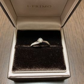 【アイプリモ(I-PRIMO)の口コミ】 シンプルかつ華やかで、飽きないデザインだと思います。リングの片方に細…