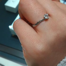 【PRIVATE BEACH(プライベートビーチ)】の口コミ 細身のvラインで指がすっきり綺麗に見えます。また、vラインの溝の部分に...