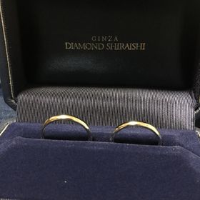 【銀座ダイヤモンドシライシの口コミ】 二人とも指につけた時に馴染がよくシンプルなデザインのものが欲しいと思…