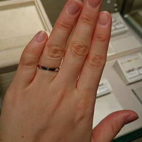 【ギンザタナカブライダル(GINZA TANAKA BRIDAL)の口コミ】 HPで始めから一番気になっていた指輪でした。甲丸すぎず、縦に2石ダイヤが…