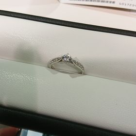 【GALA JEWELRY(ガラジュエリー)の口コミ】 一石ではなく、メレがついたものを探していました。他のブランドの似たデ…