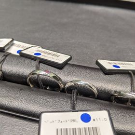 【ラザール ダイヤモンド(LAZARE DIAMOND)の口コミ】 斜めにダイヤが入っていて、真ん中にはダイヤがないデザインでした。他の…