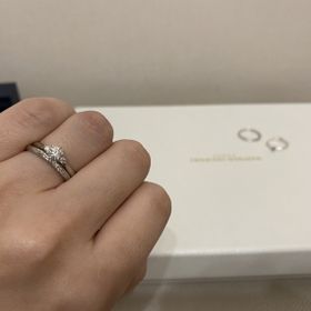 【銀座ダイヤモンドシライシの口コミ】 エンゲージは、メインのダイヤが引き立つようにサイドに一粒ずつダイヤが…