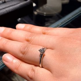 【エクセルコダイヤモンド(EXELCO DIAMOND)の口コミ】 エクセルコではメレ付のデザインが可愛かったのでそちらをメインに探して…