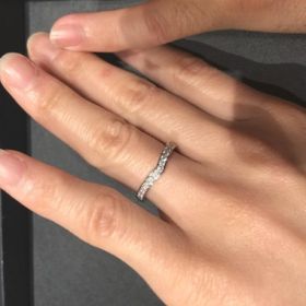 【ROYAL ASSCHER(ロイヤル・アッシャー)の口コミ】 緩やかなＶ字のラインが自分の指にはマッチしたことと、色々なブランドの…