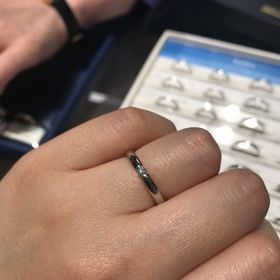 【銀座ダイヤモンドシライシの口コミ】 1粒ダイヤモンドのシンプルなデザインですが、ダイヤモンドの埋め込み方が…