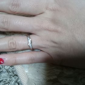 【アイプリモ(I-PRIMO)の口コミ】 婚約指輪とセットではないのですが、一緒にはめれるのが気に入れました。
…