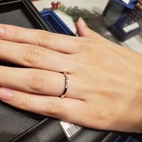 【銀座ダイヤモンドシライシの口コミ】 ハーフエタニティより抑えめのデザインでダイヤモンドの輝きがとてもキレ…