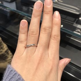 【エクセルコダイヤモンド(EXELCO DIAMOND)の口コミ】 シンプルで指が綺麗に見えるものがいいと思っていて、私は水かきが結構あ…