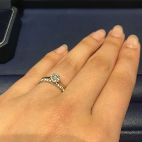 【銀座ダイヤモンドシライシの口コミ】 ハーフエタニティがいいというのは決めていて、着けてみて自分の指にいち…