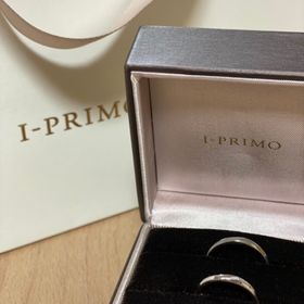 【アイプリモ(I-PRIMO)の口コミ】 細めで指が細く見えるデザイン、ダイヤが流れるように埋め込まれているデ…