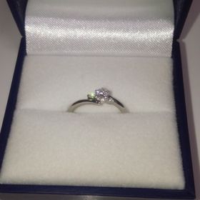 【ジュエリーツツミ(JEWELRY TSUTSUMI)の口コミ】 婚約指輪はシンプルなものが良かったので、こちらの指輪に決めました。
ダ…
