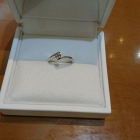 【ジュエリー東京の口コミ】 友人と二人で婚約指輪選びに来店しました。決めていた予算の中で何個か指…