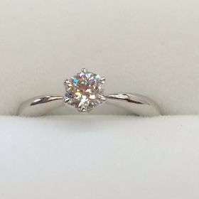 【garden(ガーデン)の口コミ】 一粒ダイヤのシンプルな指輪を探していました。
この指輪はダイヤの横のリ…