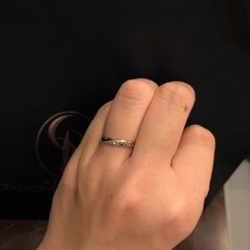【銀座ダイヤモンドシライシの口コミ】 ストレイトタイプの指輪なので、指が綺麗に見えると感じ選びました。また…