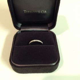 【ティファニー(Tiffany & Co.)の口コミ】 婚約指輪と同じブランドで重ねづけできるデザインにしました。シンプルな…