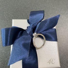 【4℃ BRIDAL(ヨンドシーブライダル)の口コミ】 真横にもダイアが付いているため、指輪をはめた際にどの角度からでもダイ…
