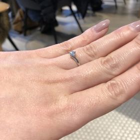 【ラザール ダイヤモンド(LAZARE DIAMOND)の口コミ】 指輪のデザインがシンプルながらも、特徴的な形をしており、他人とかぶる…