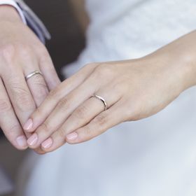 【snow(スノウ)の口コミ】 結婚指輪なので、シンプルなデザインのものを探していました。
こちらのお…