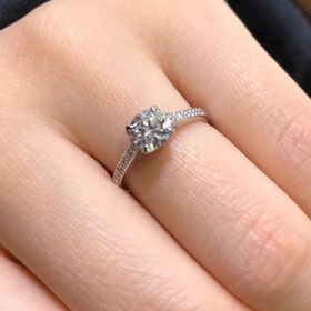 【GALA JEWELRY(ガラジュエリー)の口コミ】 大きいサイズのダイヤモンドが安い価格で購入できるところです。左右に小…